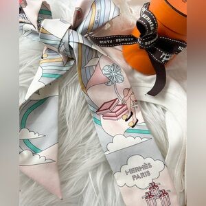 Hermes Twilly includes Hermes box & ribbon 100#'y silk
32 x 2 inches